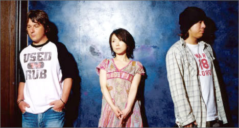 Alan Brey (baixo/guitarra), Chiaki (vocal), Tasuko (guitarra)